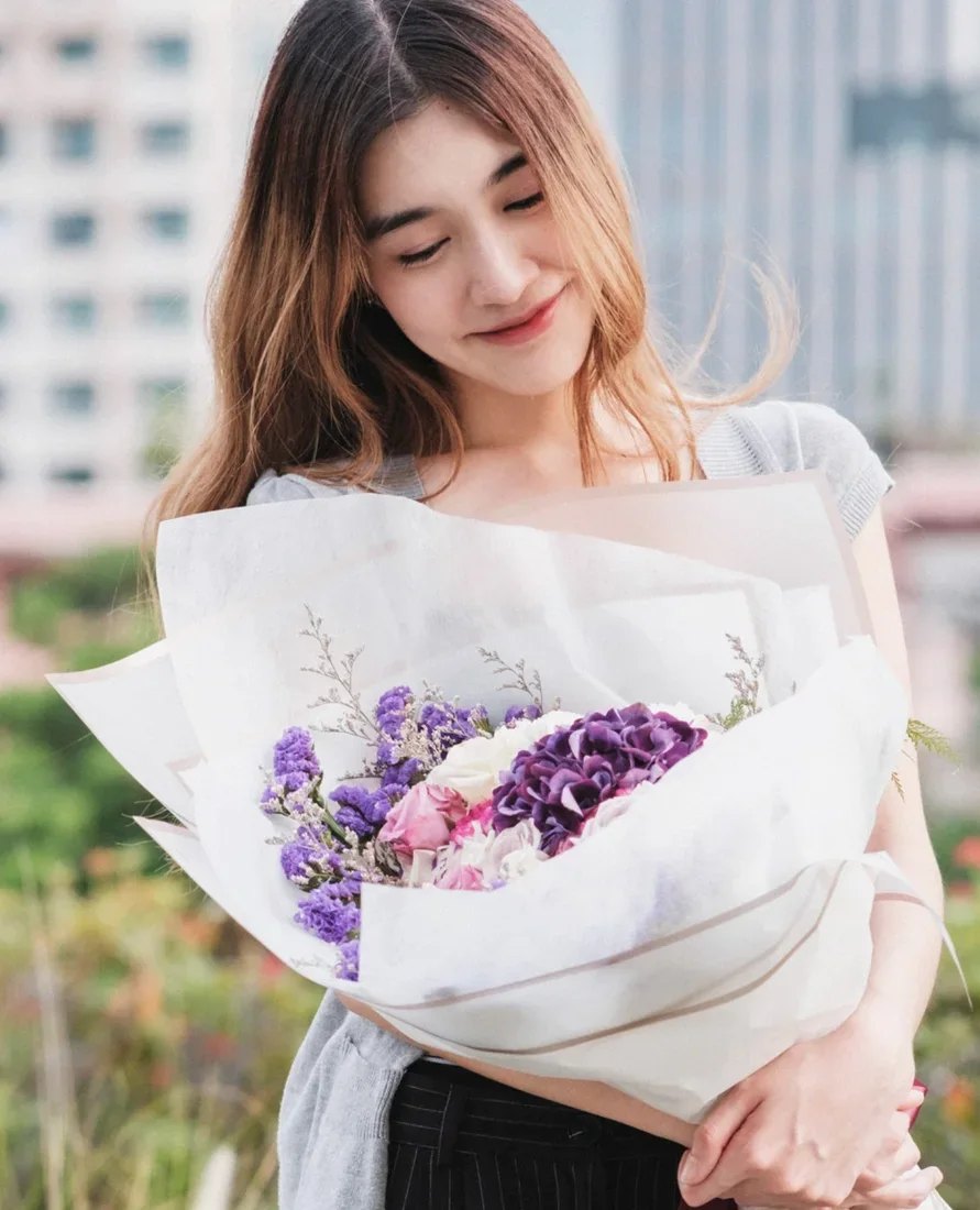 นางแบบถือช่อดอกไม้โทนม่วงขาวของ Flwoar